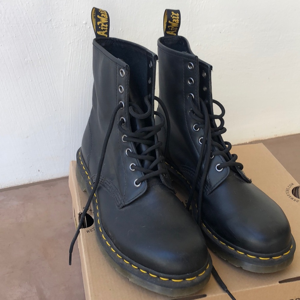 Dr. Marten black nappa 1460 boot